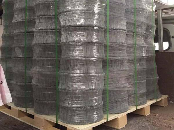 Several rolls of double loop wire ties are packed by pallet.
